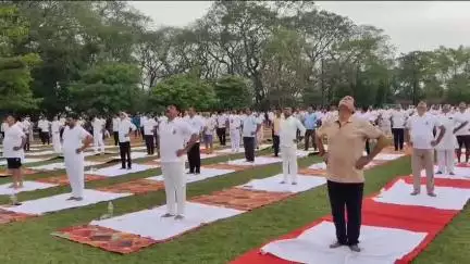 जौनपुर: अंतर्राष्ट्रीय योग दिवस पर शाही किले में आयोजित हुआ कार्यक्रम, मुख्य अतिथि के रुप में कैबिनेट मंत्री एके शर्मा रहे मौजूद
