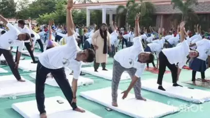 दुर्ग: सांसद श्री बघेल के मुख्य आतिथ्य में ग्यारहवें अंतरराष्ट्रीय योग दिवस के अवसर पर जिला प्रशासन द्वारा योगाभ्यास किया गया