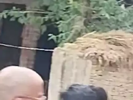 sithaura gav ke ahrinpar  mod ke khambhe se aye din tar toot kar gir Rahi hai jisase kishi bhi samay bhadi ghatana hai
