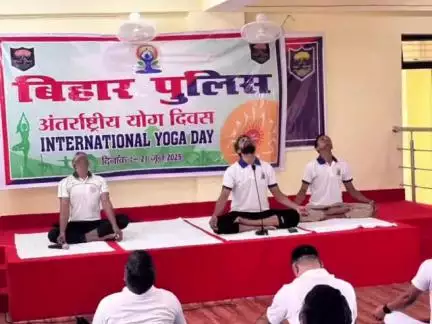 गया टाउन सीडी ब्लॉक: SSP के निर्देश पर पुलिस केंद्र में सामूहिक योग शिविर का आयोजन, डीएसपी समेत अन्य पुलिसकर्मियों ने किया योग