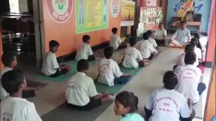जलेसर: जलेसर के गांव कोसमा में अंतर्राष्ट्रीय योग दिवस के अवसर पर पीएम श्री विद्यालय में योग दिवस का कार्यक्रम आयोजित किया गया
