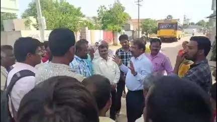 పెద్దపల్లి: అనుమతి లేని ప్రైవేటు  పాఠశాల బస్సును అడ్డుకున్న గ్రామస్తులు