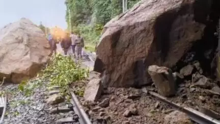 ಕಡಬ: ಯಡಕುಮೇರಿ-ಸಿರಿಬಾಗಿಲು ನಡುವೆ ರೈಲು ಹಳಿಯ ಮೇಲೆ ಉರುಳಿ ಬಿದ್ದ ಬಂಡೆಗಳು
