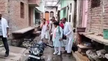 बांदा: परशुराम तालाब इलाके में गंदगी और जलभराव से लोग हुए परेशान, कहा- महीनों से नहीं हुई हमारे इलाके में साफ सफाई #Jansamasya