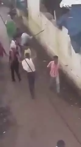 किरावली: अछनेरा थाना क्षेत्र में मामूली काहसुनी को लेकर 2 पक्षों के बीच चले लाठी-डंडे, वीडियो हुआ वायरल