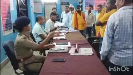 परसा: परसा थाना परिसर में सीओ की अध्यक्षता में लगा साप्ताहिक जनता दरबार
