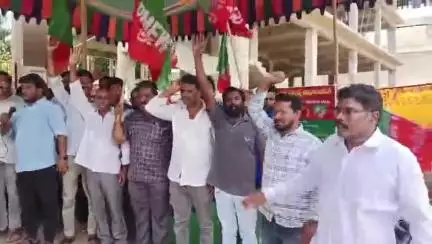 తమ డిమాండ్లను పరిష్కరించాలని కోరుతూ అమలాపురంలో మున్సిపల్ కార్యాలయం ఎదుట మున్సిపల్ ఇంజనీరింగ్ కార్మికుల నిరసన