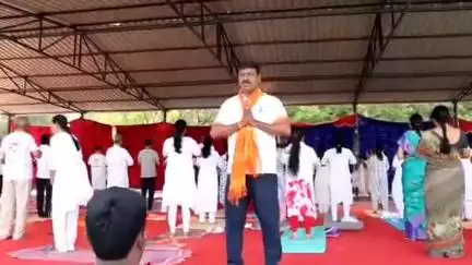 ఇబ్రహీంపట్నం: యోగా శారీరక ఆరోగ్యానికి కాకుండా మానసిక ఆరోగ్యానికి సహాయపడుతుంది: కార్పొరేటర్ కొప్పుల నరసింహారెడ్డి