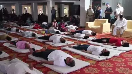 सवाई माधोपुर: सवाई माधोपुर विज्ञान संग्रहालय में जिला स्तरीय योग कार्यक्रम में प्रभारी मंत्री व जनप्रतिनिधियों ने लिया योग का संकल्प