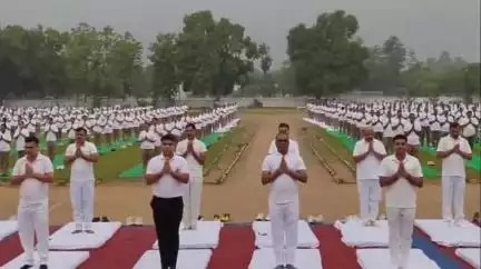 गाज़ीपुर: 11वां विश्व योग दिवस पर एसपी की मौजूदगी में पुलिस लाइन में योग के जरिए लोगों को स्वस्थ रहने का दिया गया संदेश