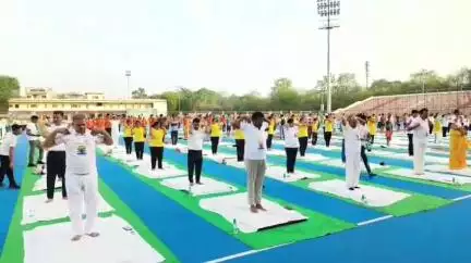 झांसी: ध्यानचन्द स्टेडियम में योग शिविर का हुआ आयोजन, बड़ी संख्या में लोगों ने किया योग