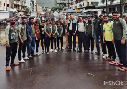 रोहा: रोह्यातील तरुणांची अशीही सामाजिक बांधिलकी,
पुराच्या पाण्यात अडकलेल्या नागरिकांना सूरक्षित स्थळी सोडले