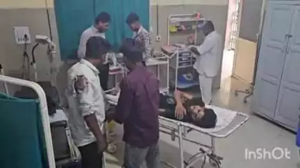 शाजापुर: NH-52 पनवाड़ी के पास बाइक के सामने कुत्ता आने से बाइक गिरी, तीन युवक घायल