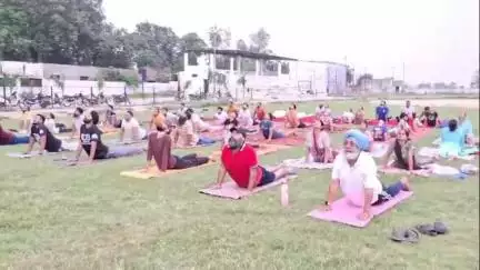 ਕਪੂਰਥਲਾ: ਯੋਗ ਦਿਵਸ ਤੇ ਧਰਮ ਸਭਾ ਚ ਜ਼ਿਲਾ ਪੱਧਰੀ ਸਮਾਗਮ ਦੌਰਾਨ ਲੋਕਾਂ ਕੀਤਾ ਯੋਗ ਅਭਿਆਸ, DC ਵਲੋਂ ਯੋਗ ਨੂੰ ਜੀਵਨ ਦਾ ਹਿੱਸਾ ਬਣਾਉਣ ਦਾ ਸੱਦਾ
