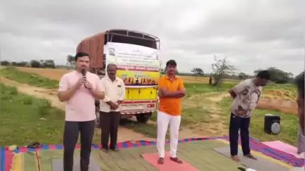 ಹಡಗಲಿ: ಪ್ರತಿಯೊಬ್ಬರು ದಿನನಿತ್ಯ ಯೋಗ ಮಾಡಿ ರೋಗ ಮುಕ್ತರಾಗಿ,ಹೊಳಗುಂದಿ ಗ್ರಾಮದಲ್ಲಿ ತಾ.ಪಂ. ಕಾರ್ಯನಿರ್ವಾಹಕ ಅಧಿಕಾರಿ;ಉಮೇಶ್