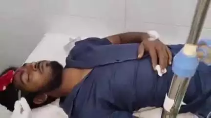 అనంతపురం జిల్లా కూడేరులో ద్విచక్ర వాహనాన్ని ఢీకొన్న స్కూలు బస్సు, యువకుడికి తీవ్ర గాయాలు