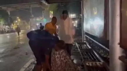 झांसी: चित्रा चौराहे से स्टेशन जाने वाली रोड किनारे बेहोशी की हालत में लेटे युवक को पूर्व केंद्रीय मंत्री ने अस्पताल पहुंचाया