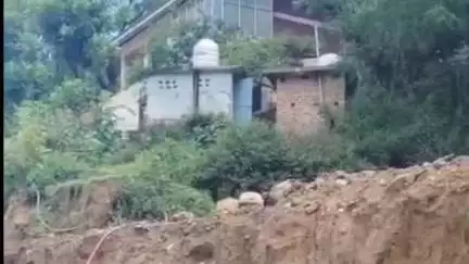 मंडी: महेडू स्कूल के पास 25 फीट गहरी खाई, भवन गिरने का खतरा; प्रशासन से मदद की मांग