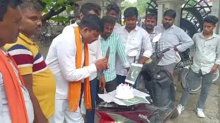 मंझनपुर: मंझनपुर जिला पंचायत परिसर में जन्मदिन पर पाकिस्तान मुर्दाबाद के नारों के बीच केक काटा, वीएचपी ने जलाया पाक झंडा