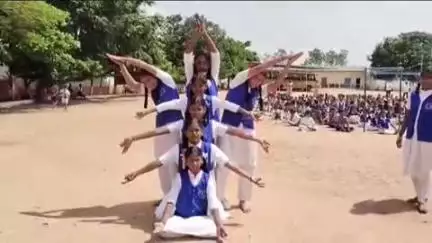 కళ్యాణదుర్గం: కళ్యాణదుర్గంలోని వివేకానంద పాఠశాలలో యోగా నమూనా తో విద్యార్థులు ప్రదర్శన