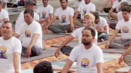 इटवा: इटवा तहसील परिसर में विश्व योग दिवस पर योगासन कार्यक्रम का आयोजन, पूर्व बेसिक शिक्षामंत्री रहे उपस्थित
