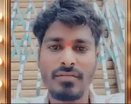ఉరవకొండ: ఉరవకొండ లోని అంబేద్కర్ నగర్ కు చెందిన వెంకటేష్ (35) అనే వ్యక్తి ఉరి వేసుకుని ఆత్మహత్య
