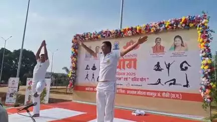 मोहला में जनप्रतिनिधियों, अधिकारियों, कर्मचारियों, प्रबुद्ध नागरिकों और स्कूली छात्र-छात्राओं ने उत्साह से किया योगासन