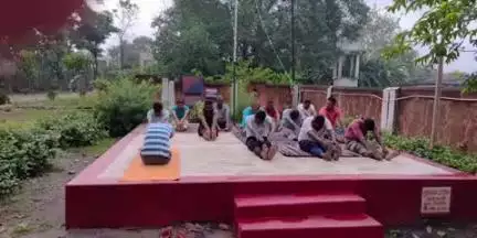 चिनिया: योग दिवस पर चिनियां थाना परिसर में योगाभ्यास कार्यक्रम का आयोजन किया गया