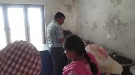 సిరిసిల్ల: మున్సిపల్‌ పరిధిలో కస్తూర్బా గాంధీ బాలిక విద్యాలయాన్ని ఆకస్మికంగా తనిఖీ చేసిన కలెక్టర్ సందీప్ కుమార్ ఝా