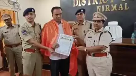 నిర్మల్: జాతీయ లోక్ అదాలత్‌లో కేసుల పరిష్కారానికి కృషి చేసిన పోలీస్ సిబ్బందిని అభినందించి సర్టిఫికెట్లు అందజేసిన ఎస్పీ జానకి