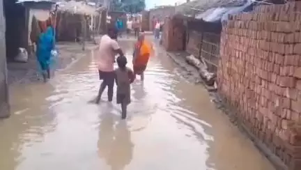 सुगौली: उत्तरी छपरा बहास पंचायत की जर्जर ग्रामीण सड़क को ग्रामीणों ने आपसी सहयोग से बनाया मोटरेबल
