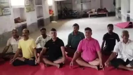 परवलपुर के गायत्री मंदिर परिसर में योग दिवस मनाया गया, गणमान्य लोगों ने किया योगाभ्यास