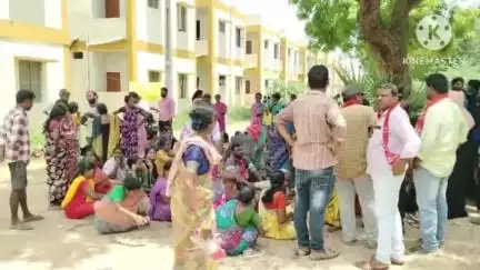 తొర్రూర్: తొర్రూర్‌లో అర్హులైన పేదలకు డబుల్ బెడ్ రూమ్ ఇండ్లు కేటాయించాలని సీ‌పీఎం ధర్నా