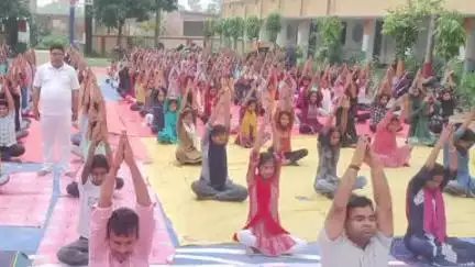गोरौल: विश्व योग दिवस पर उच्च माध्यमिक विद्यालय बेलबर घाट में शिक्षक एवं छात्र-छात्राओं ने किया योगाभ्यास