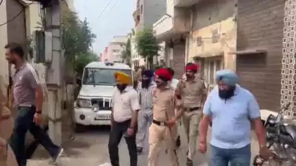 ਜੈਤੋ: ਛੱਜਘੜਾ ਮੁਹੱਲਾ 'ਚ ਪ੍ਰਸ਼ਾਸਨ ਨੇ 2 ਨਸ਼ਾ ਤਸਕਰ ਪਰਿਵਾਰਾਂ ਦੀ ਨਾਜਾਇਜ਼ ਉਸਾਰੀ 'ਤੇ ਚਲਾਇਆ ਪੀਲਾ ਪੰਜਾ, ਐਸਐਸਪੀ ਸਮੇਤ ਆਲਾ ਅਧਿਕਾਰੀ ਰਹੇ ਹਾਜ਼ਰ