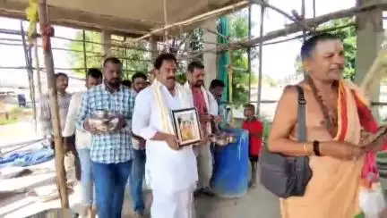 కామారెడ్డి: జిల్లా కేంద్రంలో హనుమాన్‌ ఆలయ పునఃనిర్మాణ పూజల్లో పాల్గొన్న ఎమ్మెల్యే కాటిపల్లి వెంకటరమణారెడ్డి