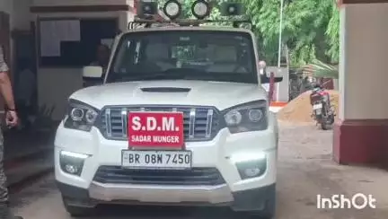 मुंगेर: गंगा में लोगों की जान जोखिम में डालकर नाविक नाव का कर रहे थे परिचालन, सदर एसडीओ ने लिया संज्ञान