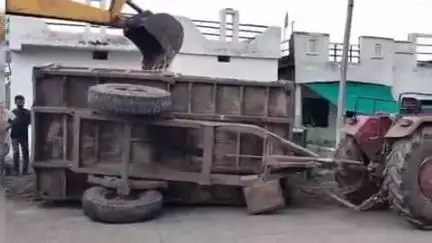 सेलू: देऊळगाव येथे रेती भरलेली ट्रॅक्टरची ट्रॉली पलटी झाल्याने २ जण गंभीर जखमी, दहेगाव पोलिसांत गुन्हा नोंद