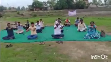 कोंच: अंतर्राष्ट्रीय योग दिवस पर सिंदुआरी गांव में मुखिया के नेतृत्व में योग कार्यक्रम हुआ आयोजित