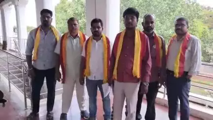 ಚಿತ್ರದುರ್ಗ: ಕೃಷಿ ಇಲಾಖೆಯ ಜಂಟಿ ನಿರ್ದೇಶಕರ ಮೇಲೆ ಕೆಲವರು ದೌರ್ಜನ್ಯ ಮಾಡಿದ್ದಾಗಿ ಆರೋಪಿಸಿ ನಗರದಲ್ಲಿ ಜಿಲ್ಲಾಧಿಕಾರಿಗೆ ಮನವಿ