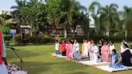 इटारसी: इटारसी के अटल पार्क में 11वें अंतर्राष्ट्रीय योग दिवस पर योगासन कार्यक्रम आयोजित, डिप्टी कलेक्टर और सीएमओ शामिल हुए