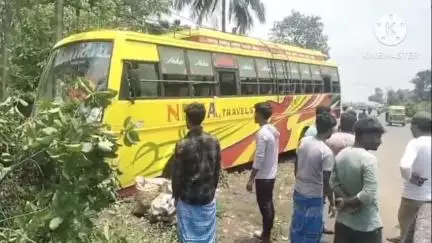 আরামবাগ: অতিরিক্ত গতির জের,ওভারটেক করতে গিয়ে মহেশপুরে রাস্তার পাশের গাছে ধাক্কা যাত্রীবাহী বাসের,আহত একাধিক
