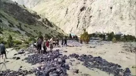 मोरंग: किन्नौर के चारंग रांगरिक खड़ में आई बाढ़ के बाद ITBP व ग्रामीण खड़ का बदल रहा रुख, खतरा अभी भी बना हुआ है