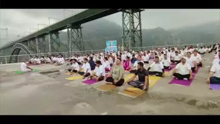 दुनिया के सबसे ऊंचे रेल आर्च ब्रिज Chenab Bridge के नीचे योग करते भारतीय रेल के कर्मचारी और अधिकारी।