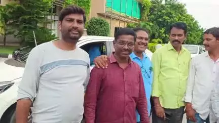 పెద్దపల్లి: జర్నలిస్టు పిల్లలకు ప్రైవేటు పాఠశాలల్లో రాయితీ కల్పించాలని కలెక్టర్ కు వినతి పత్రం అందజేసిన జర్నలిస్టు సంఘాలు
