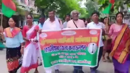 কোচবিহার ১: কেন্দ্র ও রাজ্য সরকারের অবহেলার অভিযোগ তুলে ১৩ দফা দাবিতে কোচবিহারে মিছিল পশ্চিমবঙ্গ আদিবাসী অধিকার মঞ্চের