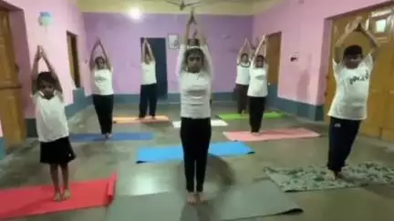 বহরমপুর: শরীর ও মনকে সুস্থ রাখতে সারাদিনে এক ঘন্টা  যোগা অভ্যাসের পরামর্শ প্রশিক্ষিকার লাভলি রায়ের