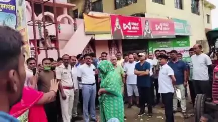सोहागपुर: सोहागपुर में अपनी मांगों को लेकर नगर परिषद के सफाई कर्मियों ने फिर शुरू की हड़ताल, कचरे और गंदगी का लगा अंबार