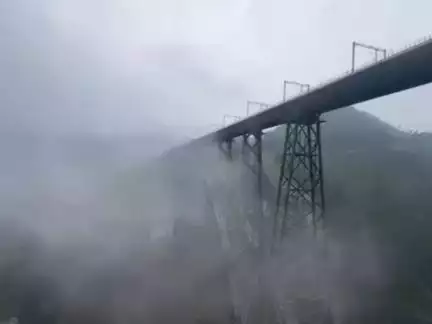 रियासी प्रशासन ने प्रतिष्ठित Chenab Rail Bridge पर योग सत्र का आयोजन किया।