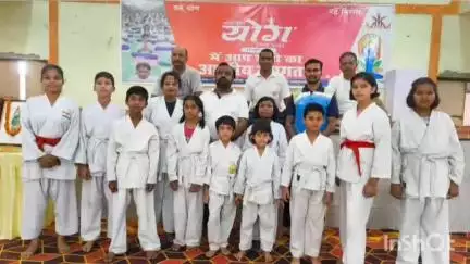 रामानुजगंज: अंतर्राष्ट्रीय योग दिवस पर टाउन हॉल में जनप्रतिनिधियों ने किया योगाभ्यास, नगर पालिका अध्यक्ष रमन अग्रवाल भी रहे शामिल
